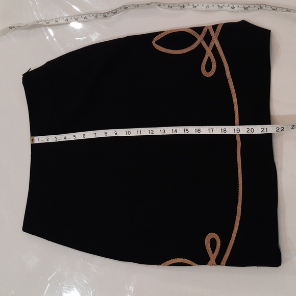 EUC Limited Outback Red Black Skirt with Gold Trim Sz 6 - Picture 8 of 9